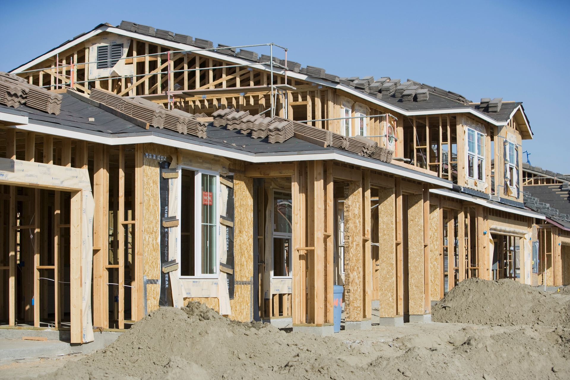 "New Construction vs. Existing Homes: What LGBTQ Homebuyers Should Know – Pros and Cons"